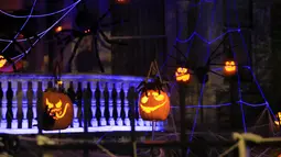 Sejumlah Jack-O'-Lantern terlihat di halaman sebuah "Rumah Hantu" (Ghost Manor) di New Orleans, Louisiana, pada 26 Oktober 2020. Dengan Jack-O'-Lantern, jaring laba-laba, kerangka, dan beragam hiasan bertema Halloween, rumah hantu itu sukses menarik minat banyak pengunjung. (Xinhua/Lan Wei)
