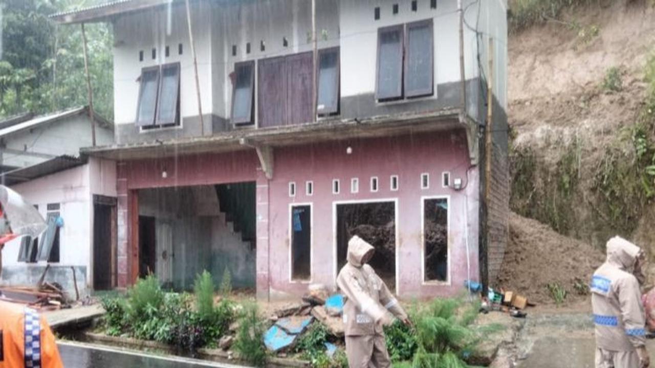 Detik-Detik Evakuasi Satu Keluarga Tertimbun Longsor di Cianjur, Ibu dan Anak Ditemukan Meninggal Dunia