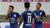 Gelandang PSIS Semarang, Fandi Eko Utomo (kiri) melakukan selebrasi usai mencetak gol kedua ke gawang Persikabo 1973 dalam laga matchday ke-2 Grup A Piala Menpora 2021 di Stadion Manahan, Solo, Kamis (25/3/2021). (Bola.com/Arief Bagus)