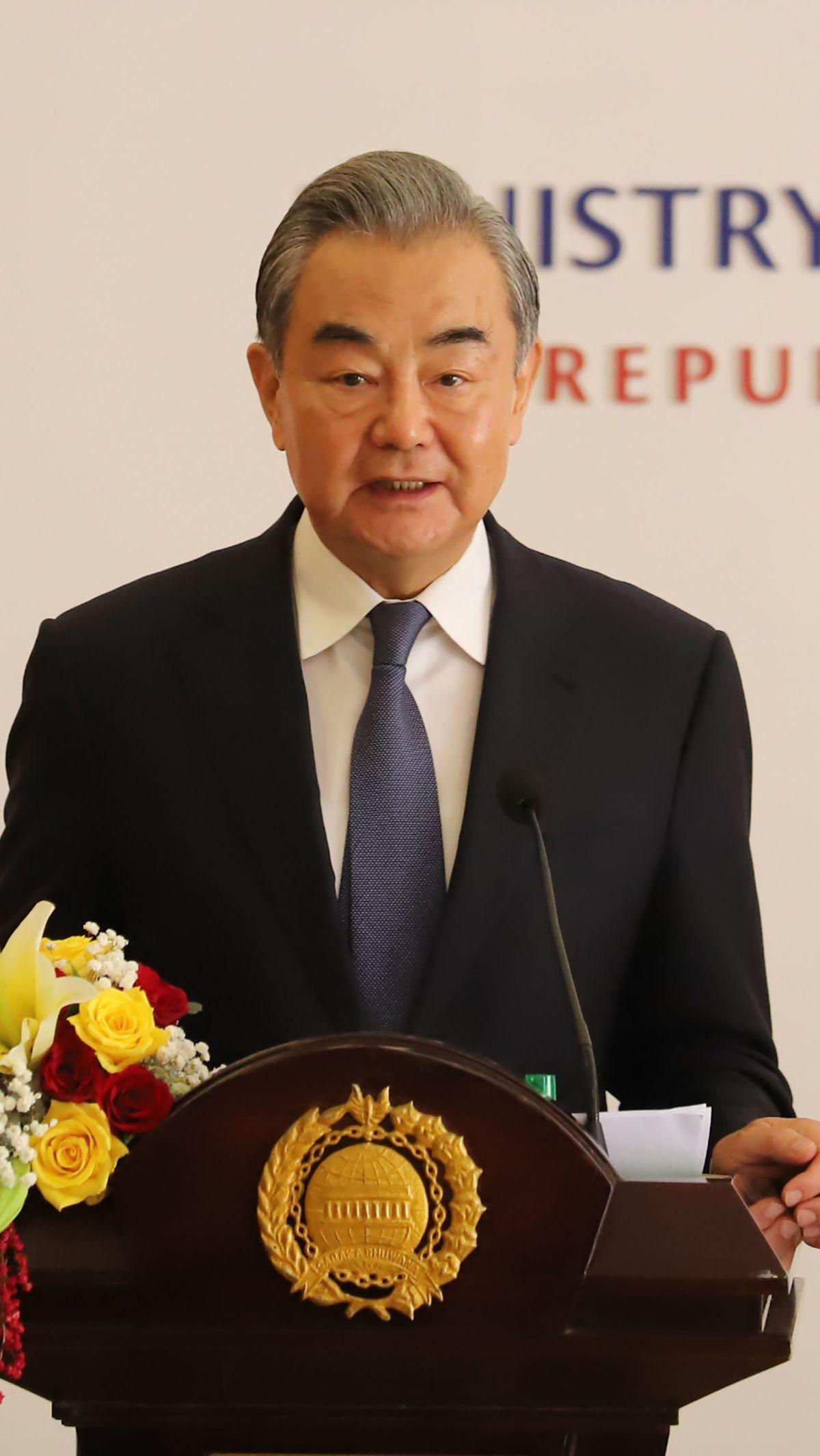 Sebagai informasi, Indonesia menjadi tujuan pertama dari kunjungan internasional Wang Yi yang berlangsung dari 18 April hingga 23 April 2024. Setelah Indonesia, diplomat China itu akan berkunjung ke Kamboja dan Papua Nugini. Merdeka.com/Imam Buhori<br>