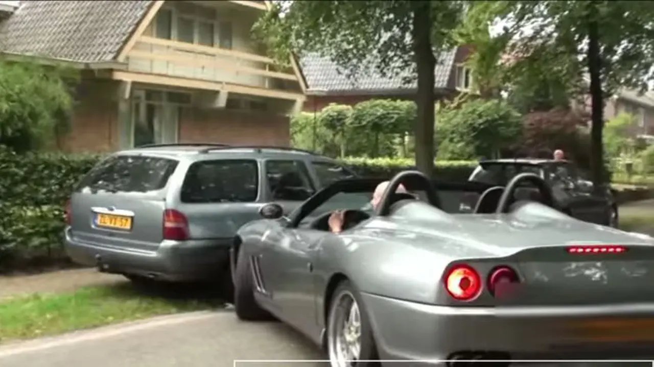 Pamer Aksi Drifting, Ferrari 550 Barchetta Tabrak Mobil Parkir