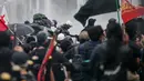 Aksi unjuk rasa penolakan terhadap revisi Undang-Undang Nomor 34 Tahun 2004 tentang Tentara Nasional Indonesia (UU TNI) yang digelar di depan Kompleks Parlemen RI, Jakarta pada Kamis 27 Maret 2025 berakhir ricuh. (BAY ISMOYO/AFP)