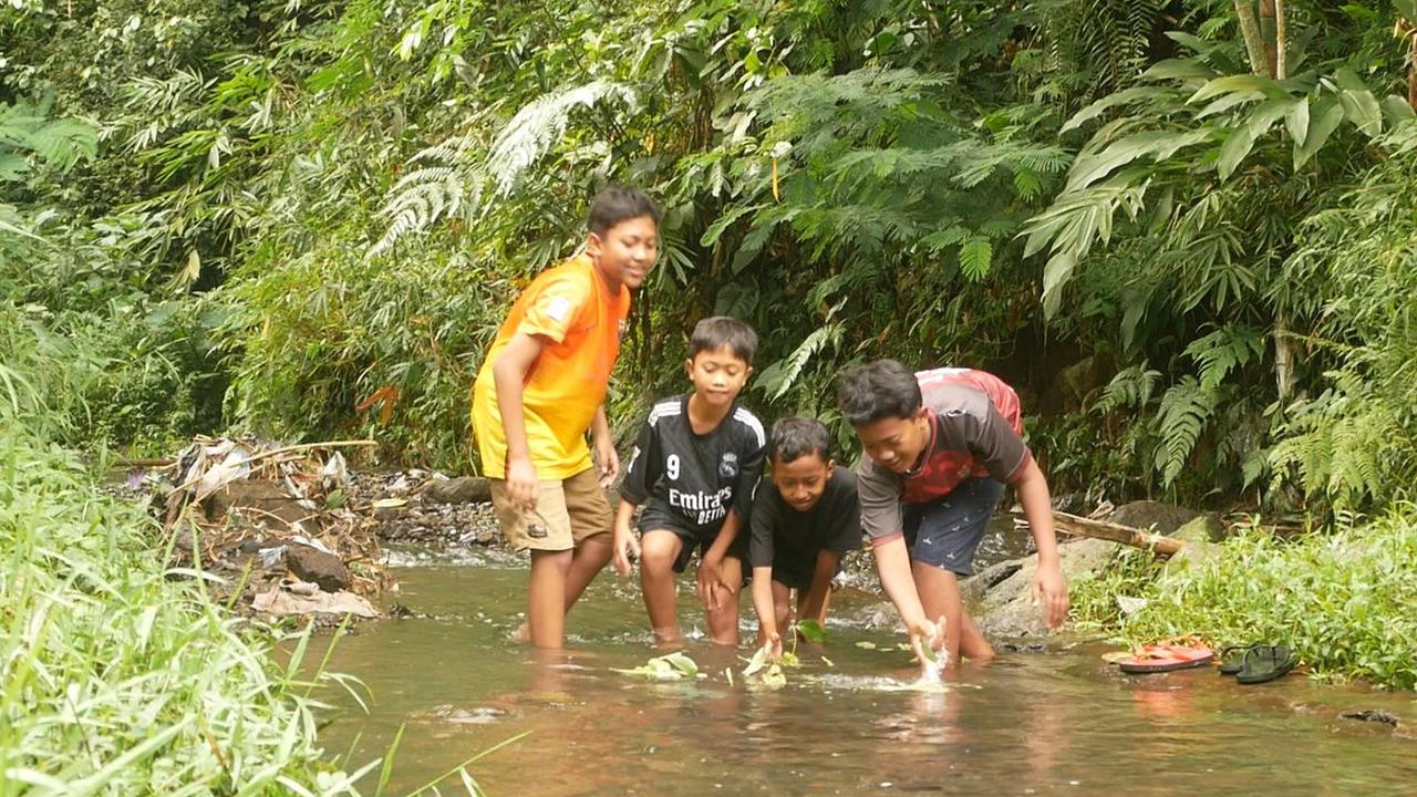 Serunya Ngabuburit Anak-Anak di Lumajang, Cuma Bermodal Pelepah Pisang