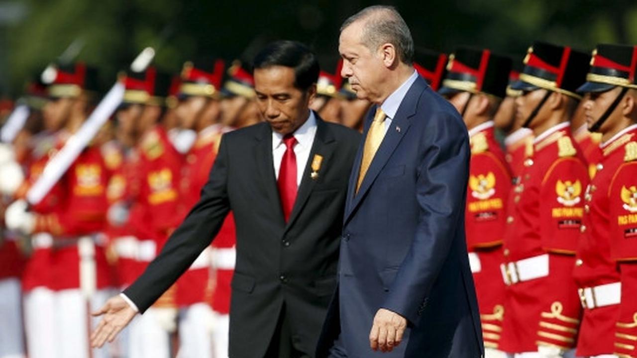 Akrabnya Jokowi dan Presiden Turki ngobrol santai di teras Istana