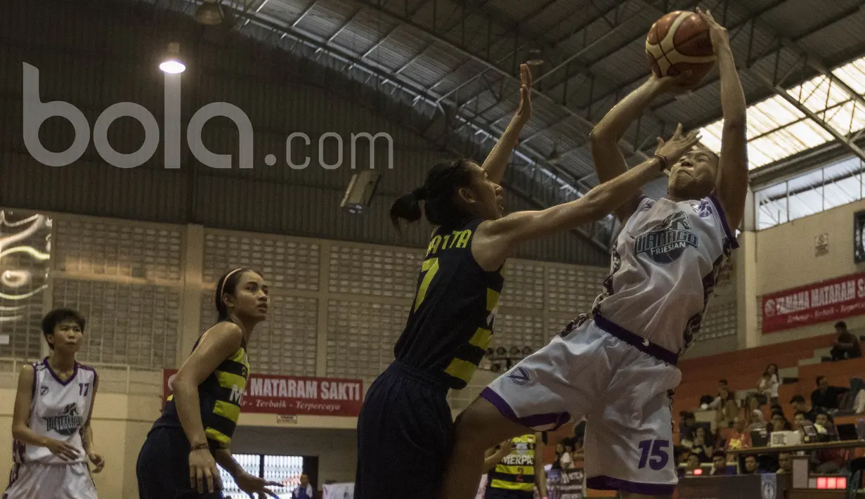 Pebasket Tanago Friesian, Jane Adelaide, berusaha memasukan bola saat melawan Merpati Bali pada perebutan tempat ketiga Sahabat Cup 2017 di GOR Sahabat, Semarang, Sabtu (22/4/2017). Merpati menang 53-30 atas Tanago. (Bola.com/Vitalis Yogi Trisna)