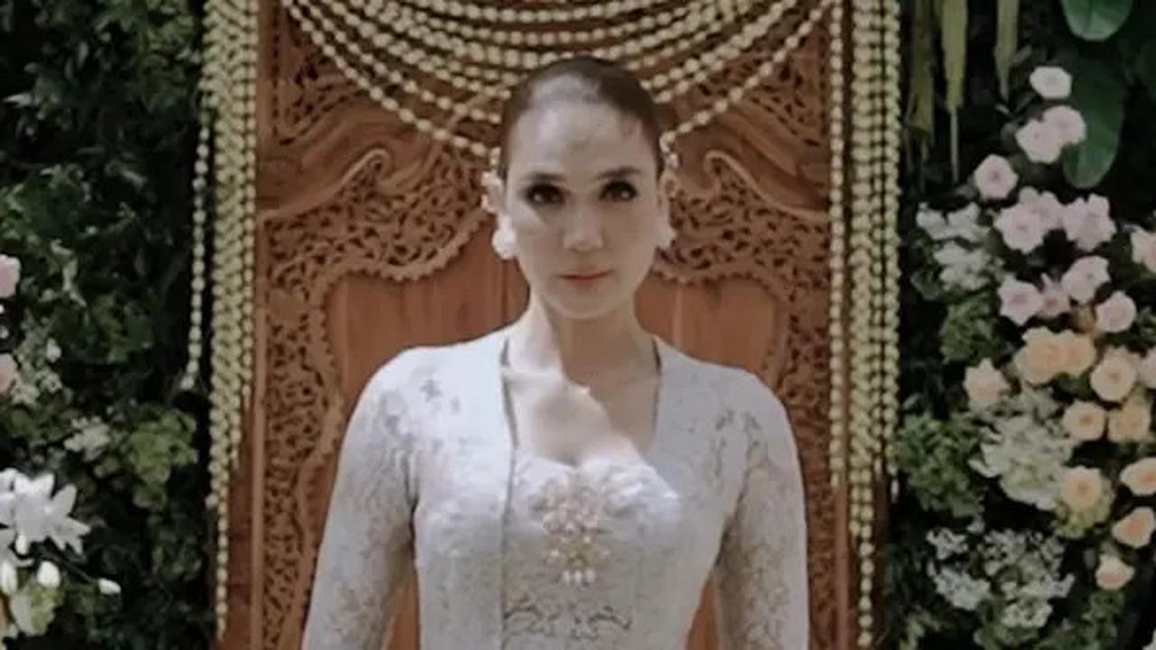 5 Potret Cantik Menawan Luna Maya Pakai Paes Jawa Usai Prosesi Siraman, Terlihat Anggun dengan Aura Calon Manten Kian Terpancar
