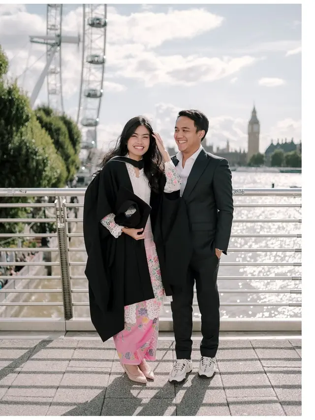 6 Potret Kebaya Namira Adjani saat Wisuda S2 di London, Paduan Kain Pink Memukau