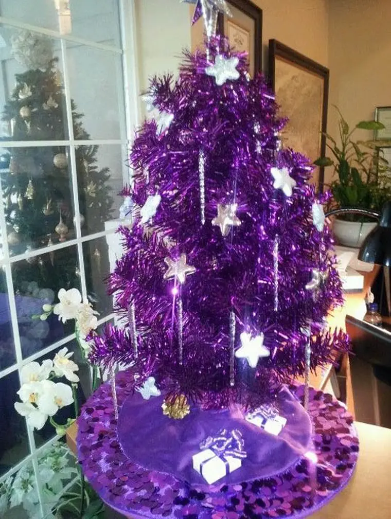 10 Pohon Natal Nuansa Ungu yang Keren & Cakep Banget - Photo Fimela.com