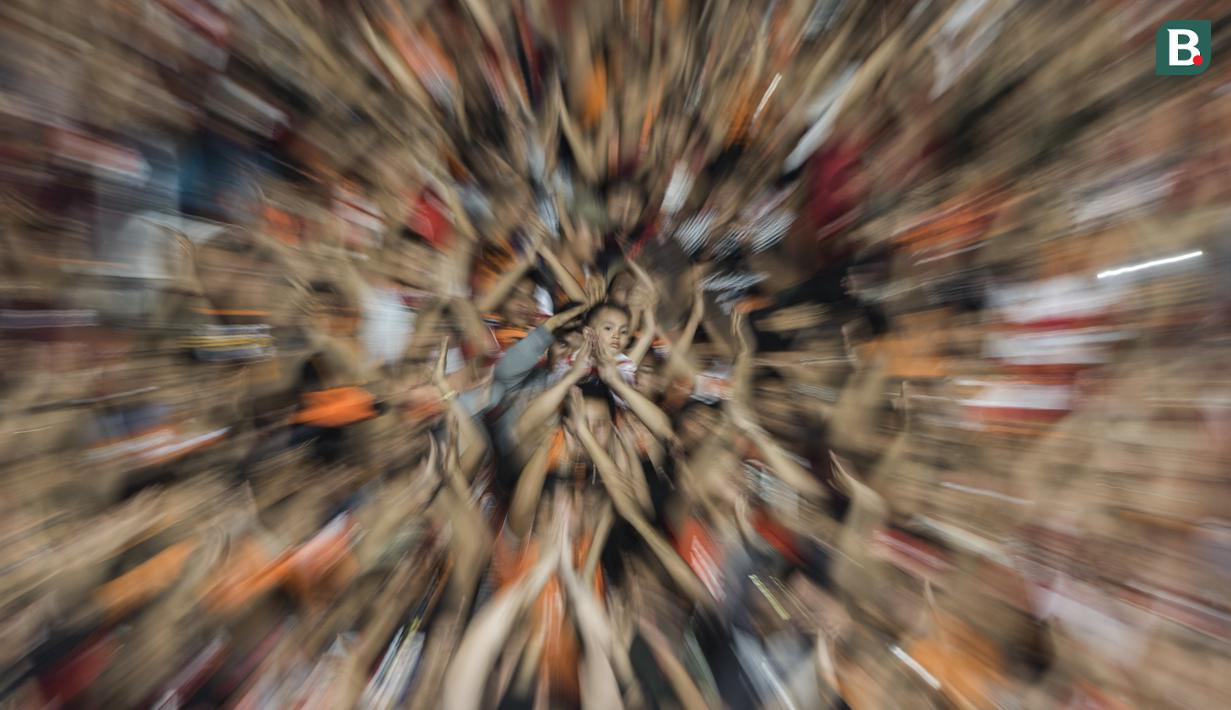 Seorang anak suporter Persija Jakarta, The Jakmania, memberikan dukungan saat melawan Johor Darul Ta'zim pada laga Piala AFC di SUGBK, Jakarta, Selasa (10/4/2018). Persija menang 4-0 atas JDT. (Bola.com/Vitalis Yogi Trisna)