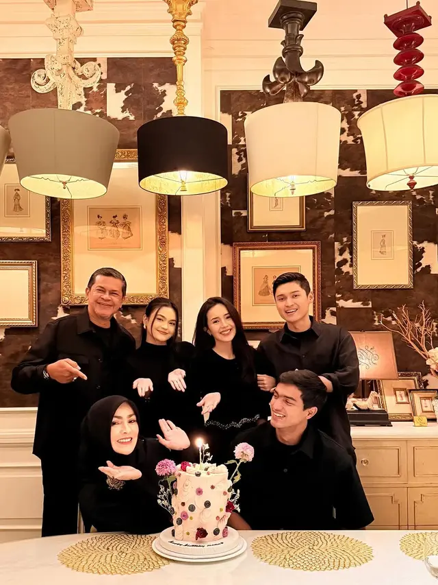 Potret Beby Tsabina Rayakan Ulang Tahun Mama Bersama Keluarga (credit: instagram/bebytsabina)