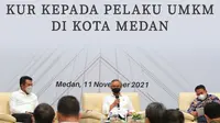 Ketua Dewan Komisioner OJK Wimboh Santoso melaksanakan dialog dengan pelaku UMKM yang mendapatkan pembiayaan KUR dari BNI di kota Medan. (Dok OJK)