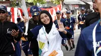 Tantri Kotak membawa obor Asian Games 2018 di Cianjur, Jawa Barat. [foto: instagram/tantrisyalindri]
