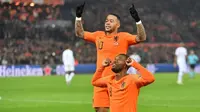 Dua pemain Belanda, Geroginio Wijnaldum (depan) dan Memphis Depay (belakang), merayakan gol ke gawang Prancis pada laga Liga A Grup 1 UEFA Nations League, di Stadion Feijenoord, Rotterdam, Jumat (16/11/2018). (AFP/Emmanuel Dunand)