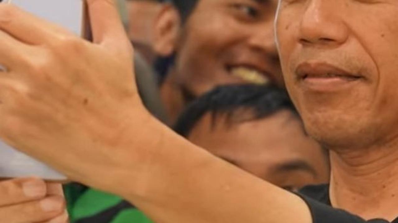 "Karena setiap mungkin dulu setiap ganti menteri ganti aplikasi. Sama di daerah, ganti gubernur ganti aplikasi, ganti kepala dinas ganti aplikasi. Orientasinya selalu proyek," katanya.