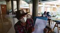 Ketua PHRI Garut Deden Rohim menyambut baik rencana pemda Garut memberikan bansos tunai sebesar Rp 250 ribu per orang bagi sekitar 2.500 karyawan hotel dan restoran di Garut. (Liputan6.com/Jayadi Supriadin)