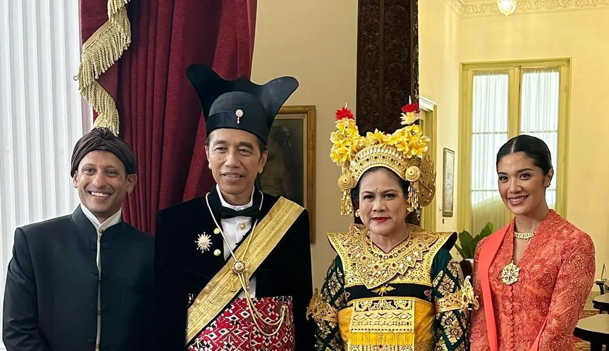 Lebih detail, aksesori yang digunakan Ibu Iriana berupa gelang, kalung, anting,dan hiasan kepala. [Foto: Instagram/frankamakarim]