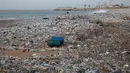 Tumpukan sampah-sampah plastik tersapu ke darat saat badai melanda kota pantai Zouq Mosbeh di Laut Tengah, utara Beirut, Lebanon, 22 Januari 2018. Hampir segala limbah termasuk plastik hingga pembalut wanita menumpuk di pantai itu. (AP/Hussein Malla)