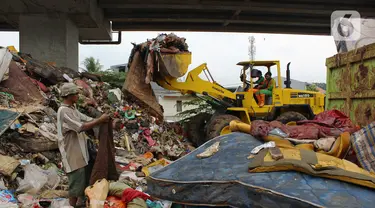 Petugas PPSU DKI Jakarta menggunakan alat berat mengangkut sampah di bawah Tol Becakayu, Cipinang Melayu, Jakarta Timur, Rabu (8/1/2020). Sampah sisa banjir tersebut selanjutnya diangkut ke TPA Bantar Gebang. (merdeka.com/Magang/Muhammad Fayyadh)