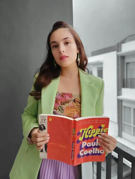 Untuk kesan yang girly, cute, dan ceria, padu padan blazer warna hijau dan rok plisket warna lilac bisa kamu jadikan inspirasi. Untuk menambah aksen, gunakan inner dengan motif yang kontras. (Instagram.com/ChelseaIslan).