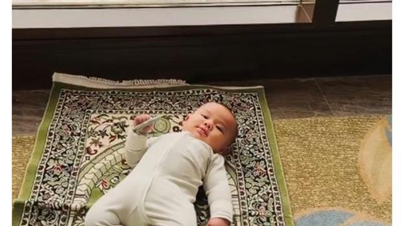 6 Potret Baby Arash Umrah di Usia 6 Bulan, Aaliyah &amp; Thariq Ungkap Rasa Syukur