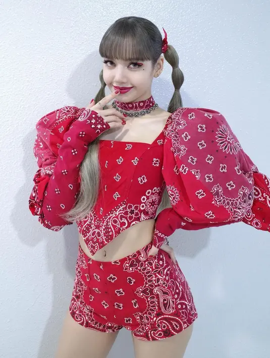 Penampilan unik Lisa kenakan setelan atasan dan bawahan yang serasi. Atasan ini memiliki ujung segitiga menampilkan perut Lisa yang sempurna dan detail lengan balon, serasi dengan mini pantsnya. Foto: Instagram.