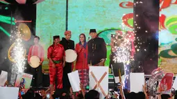 Wakil Gubernur DKI Jakarta Basuki Tjahaja Purnama membuka dengan resmi 'Pemilihan Abang & None 2014' di kawasan Monas, Sabtu (30/8/14). (Liputan6.com/Andrian M Tunay)
