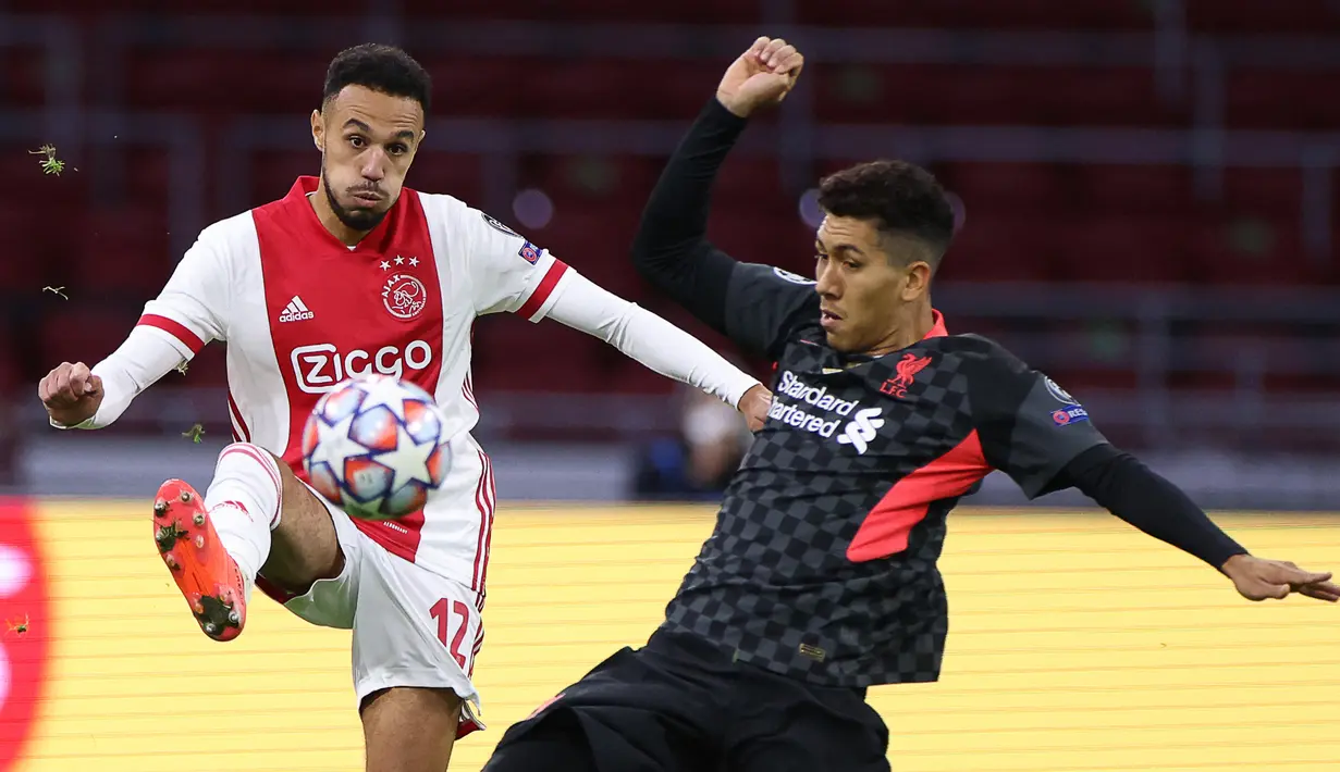 Noussair Mazraoui. Bek Ajax Amsterdam asal Maroko ini sempat tertangkap kamera tengah berbuka puasa saat menjalani laga Liga Champions tahun 2019 melawan Tottenham Hotspur. (AFP/Kenzo Tribouillard)