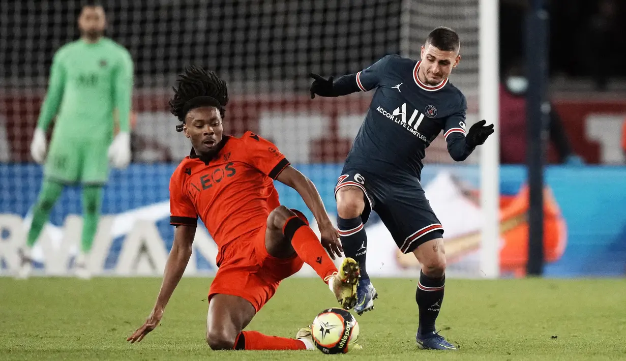 Di sisi lain, Nice juga mampu memberikan perlawanan lewat serangan balik. Namun, lini belakang pasukan Mauricio Pochettino juga tampil disiplin sehingga kedua tim gagal mencetak gol di laga tersebut. (AP/Thibault Camus)