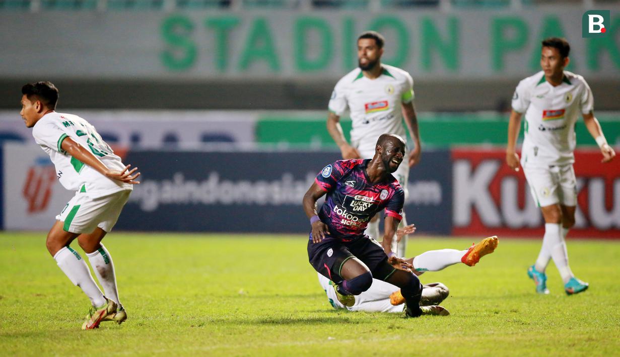 Pemain Rans Nusantara FC, Makan Konate, terjatuh saat berusaha melewati pemain PSS Sleman pada laga BRI Liga 1 di Stadion Pakansari, Bogor, Jumat (29/7/2022). (Bola.com/M Iqbal Ichsan)