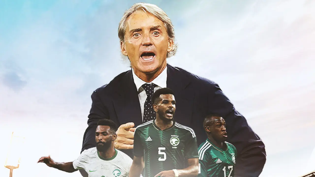 Ilustrasi - Arab Saudi (Roberto Mancini Dikelilingi Saud Abdulhamid, Ali Al-Bulaihy, dan Firas Al-Buraikan)