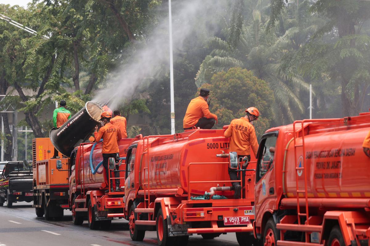 Petugas Semprot Jalanan Terdampak Abu Vulkanik