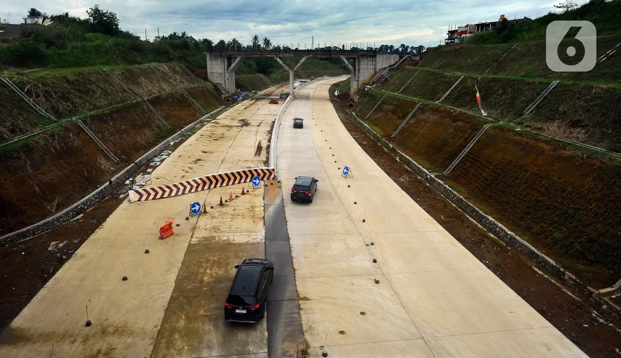 Pengendara mobil melintasi ruas Jalan Tol Bogor Ciawi-Sukabumi (Bocimi) seksi II di kawasan Cicurug-Cibadak, Sukabumi, Jawa Barat, Munggu (25/12/2022). Libur Natal dan Tahun Baru (Nataru), Jalan Tol Bocimi seksi II dibuka secara fungsional sejak 23 Desember 2022 hingga 2 Januari 2023 yang  bertujuan untuk mengantisipasi adanya lonjakan arus mudik dan balik dari Jabodetabek ke wilayah Sukabumi. (merdeka.com/Arie Basuki)