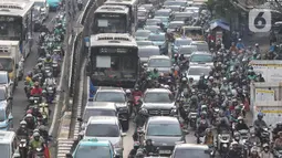 Pada hari ini, Jumat (16/5/2025) pukul 18.00 WIB, kualitas udara Jakarta masuk dalam kategori tidak sehat bagi kelompok sensitif.(Liputan6.com/Angga Yuniar)