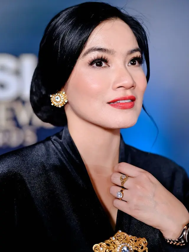 6 Pesona Anggun Titi Kamal Berkebaya Hitam Hadir di Asian Television Awards 2024