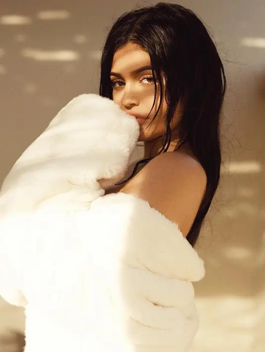 Namun hal mengejutkan terjadi belum lama ini. Kylie kembali mengunggah foto seksi yang memperlihatkan lekuk tubuhnya yang seksi. (Instagram/Kyliejenner)