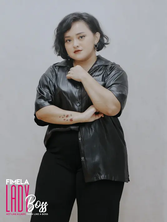 Setelah personal brandingnya kuat dan mulai dikenal para beauty enthusiast, Lizzie pun mulai menciptakan produk makeup-nya. Ia mencari prabik lokal yang bisa menciptakan produk sesuai keinginan dan gap yang ditemukan dari hasil risetnya. (Adrian Putra/Fimela.com)