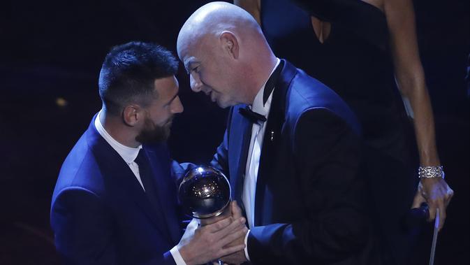 Penyerang Barcelona, Lionel Messi saat menerima penghargaan Pemain Terbaik Dunia 2019 versi FIFA dari presiden Gianni Infantino di teater La Scala Milan, Italia utara (23/9/2019). (AP Photo/Antonio Calanni)