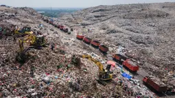 Foto ini menunjukkan lokasi pembuangan sampah kali pertama beroperasi tahun 1989, saat ini lahan TPST Bantar Gebang memiliki luas 117,5 hektar atau nyaris setara dengan 200 lapangan sepak bola. (Yasuyoshi CHIBA/AFP)