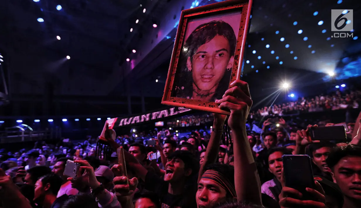 Penonton menyaksikan aksi panggung Iwan Fals dalam malam puncak Hut SCTV ke-28 di ICE BSD, Tangerang, Jumat (24/8). Dalam penampilannya Iwan Fals membawakan lagu berjudul "Buku ini aku pinjam" dan "Mata Indah Bola Pimpong". (Liputan6.com/Faizal Fanani)