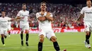 Striker Sevilla, Andre Silva berselebrasi usai mencetak gol ke gawang Real Madrid pada lanjutan La Liga Spanyol di stadion Sanchez Pizjuan (26/9). Silva mencetak dua gol dan mengantar Sevilla menang 3-0 atas Madrid. (AP Photo/Miguel Morenatti)