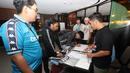 <p>Sejumlah pengunjung melakukan registrasi Roaring Night Manchester City vs Manchester United di Babahramu Dine &amp; Bar, Episode Hotel, Gading Serpong, Tangerang, Minggu (3/3/2024). (Bola.com/M Iqbal Ichsan)</p>
