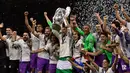 Tim Real Madrid mengangkat piala saat merayakan kemenangannya usai melawan Juventus dalam final Liga Champions di Stadion Cardiff, Wales (3/6). Real Madrid menjadi juara Liga Champions usai mengalahkan Juventus 4-1. (AFP Photo/Javier Soriano)