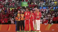 Peraih Medali Emas Tontowi Ahmad dan Liliyana Natsir berfoto bersama pasangan Malaysia, Peng Soon Chan/Liu Ying Goh dan pasangan China, Zhang Nan/Zhao Yunlei pada Olimpiade Rio 2016. (REUTERS/Mike Blake)
