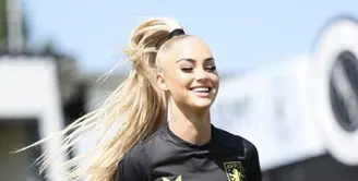 Menjadi pesepakbola paling dicari di Google, Alisha Lesman memiliki kecantikan yang memukau. [Instagram/ Alisha Lehman]