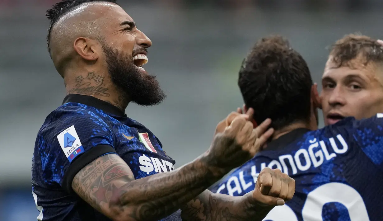 Gelandang Inter Milan, Arturo Vidal berselebrasi usai mencetak gol ke gawang Genoa pada pertandingan perdana Liga Serie A Italia di stadion San Siro di Milan, Italia, Sabtu (21/8/2021). Inter Milan menang telak atas Genoa dengan skor 4-0. (AP Photo/Antonio Calanni)