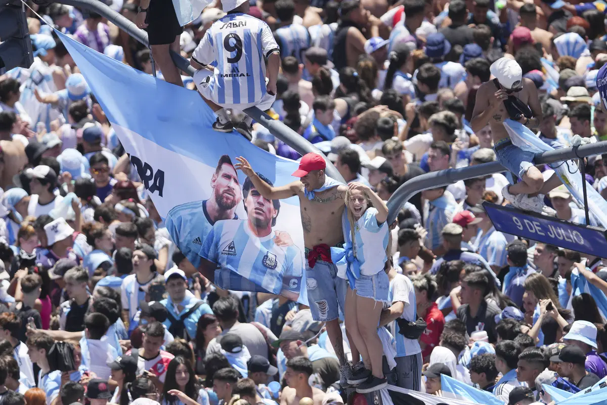 Foto: Melihat Lautan Manusia saat Timnas Argentina Gelar Parade Juara Piala Dunia