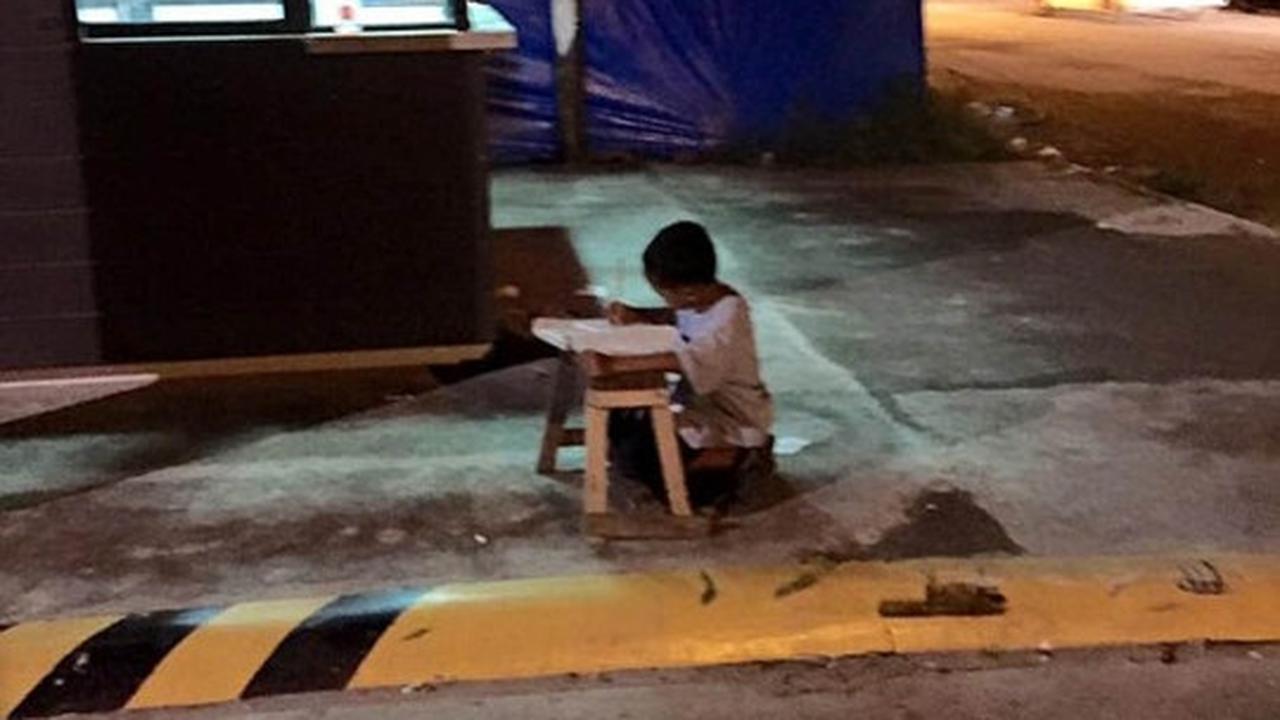 Kisah haru bocah SD belajar di trotoar manfaatkan lampu McDonald