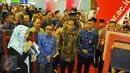 Presiden Joko Widodo saat meninjau pameran 26th Education and Training Expo 2017 di JCC, Jakarta, Kamis (2/2). Pameran pendidikan tinggi dan pelatihan ini diikuti kurang lebih 160 PTN/PTS dalam dan Luar Negeri. (Liputan6.com/Angga Yuniar)