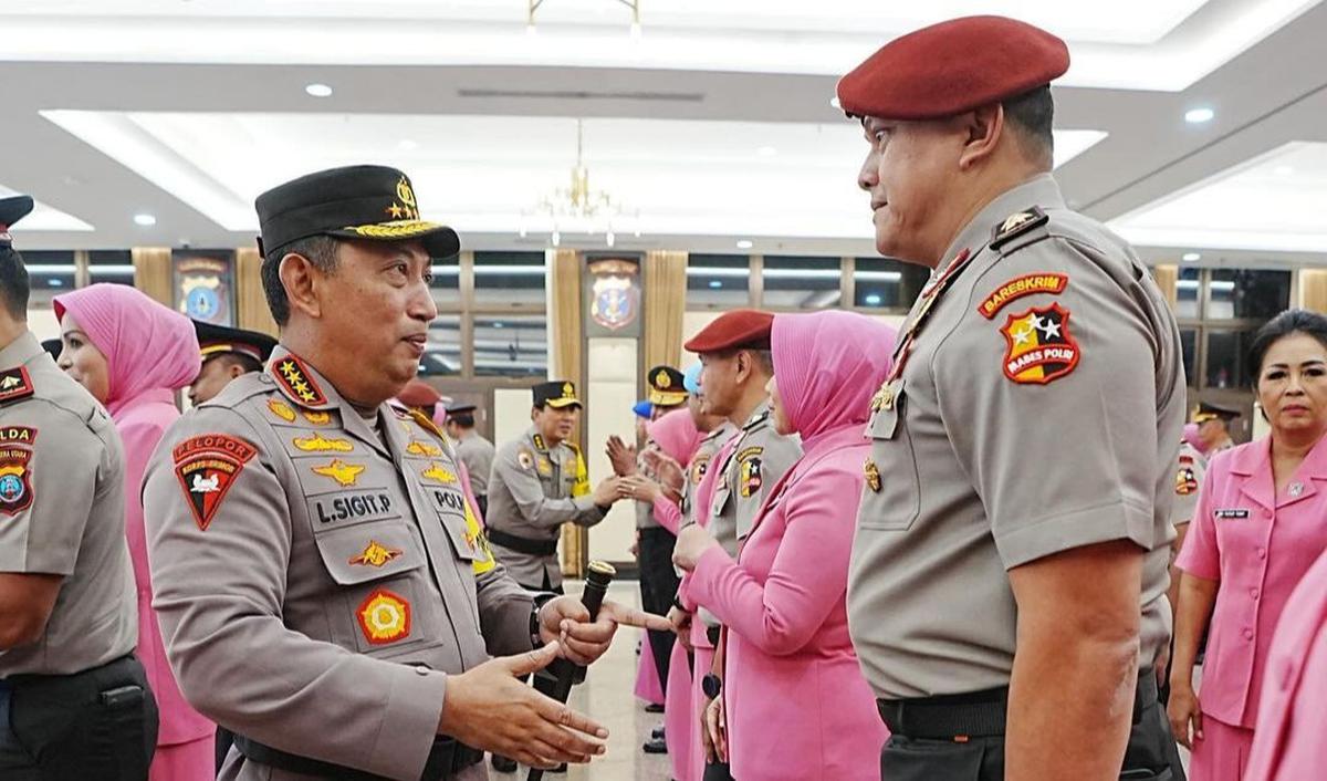 Beginilah potretnya saat berada di hadapan Kapolri Listyo Sigit Prabowo.