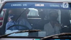Sopir angkutan umum Jak Lingko mengenakan masker dan sarung tangan di kawasan Cawang, Jakarta, Senin (6/7/2020). Pada perpanjangan masa PSBB transisi, angkutan umum sudah mulai beroperasi kembali dengan menerapkan protokol Kesehatan Covid-19. (Liputan6.com/Faizal Fanani)